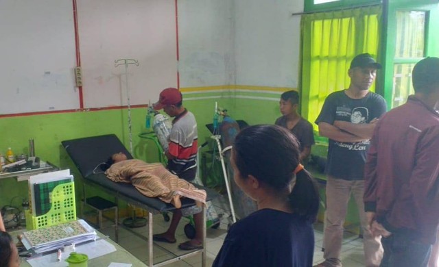 Keterangan foto: Saat korban dirawat di Puskesmas Pagal. Foto: Engkos Pahing.