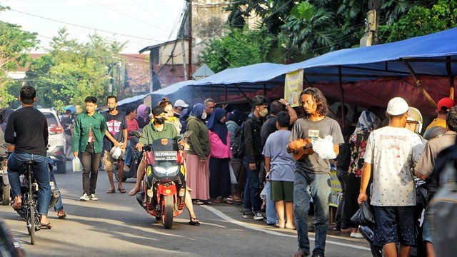 Kawasan Jalan Ratna yang menjadi pusat jajajan takjil saat ramadhan di Palembang, Sabtu (25/3) Foto: abp/Urban Id