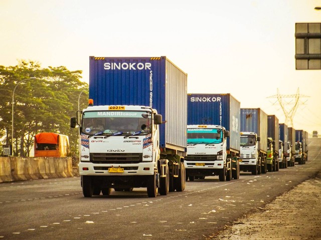 Konvoi truk logistik saat mudik Lebaran. Foto: Rizki Fajar Novanto/kumparan