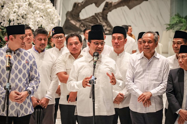 Bakal calon presiden Koalisi Perubahan Anies Baswedan didampingi Ketua Partai Demokrat Agus Harimurti Yudhoyono (AHY) menyampaikan keterangan usai acara buka bersama di Kantor DPP Partai Nasdem, Jakarta, Sabtu (25/3/2023). Foto: Jamal Ramadhan/kumparan