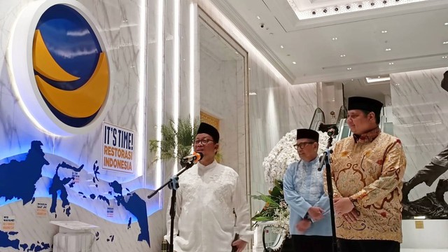 Ketua Umum Golkar Airlangga Hartarto menyampaikan keterangan usai acara buka bersama di Kantor DPP Partai NasDem, Jakarta, Sabtu (25/3/2023). Foto: Thomas Bosco/kumparan
