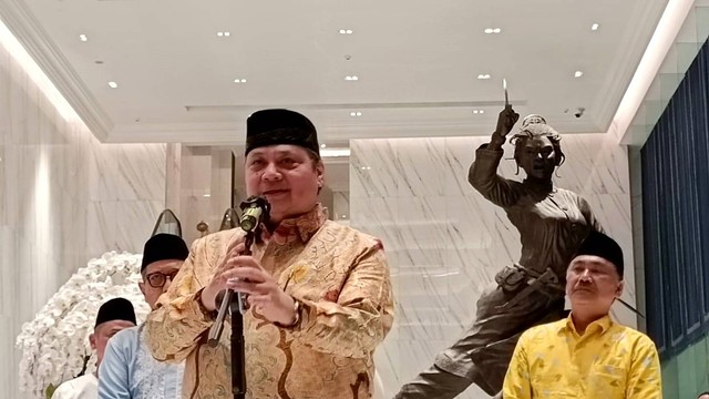 Ketua Umum Golkar Airlangga Hartarto menyampaikan keterangan usai acara buka bersama di Kantor DPP Partai Nasdem, Jakarta, Sabtu (25/3/2023). Foto: Thomas Bosco/kumparan