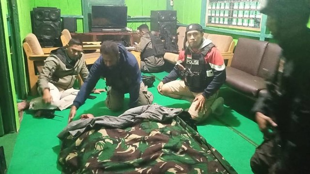 2 jenazah TNI Polri korban penembakan KKB saat pengamanan salat taraweh di Ilu, Kabupaten Puncak Jaya. Foto: Polda Papua