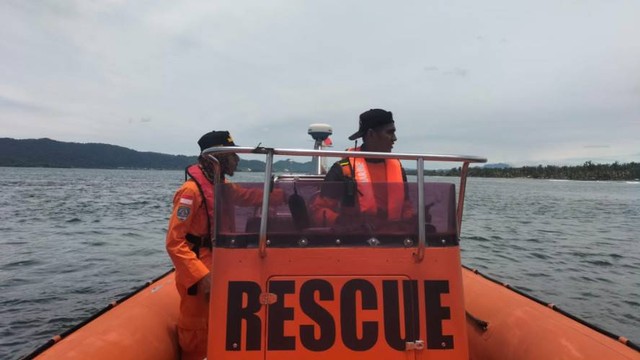 Pencarian nelayan yang dikabarkan hilang di Pantai Holtekamp Jayapura. Foto: SAR Jayapura