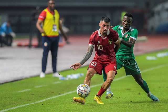 Pesepak bola Timnas Indonesia Stefano Lilipaly (kiri) berebut bola dengan pesepak bola Timnas Burundi Harerimana Rashid (kanan) dalam pertandingan FIFA Match Day di Stadion Patriot Candrabhaga, Bekasi, Jawa Barat, Sabtu (25/3/2023). Foto: Galih Pradipta/ANTARA FOTO