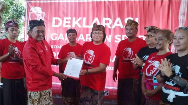 Ketua Nasional Ganjarian Spartan Guntur Romli saat menyerahkan SK Kepengurusan pada Ketua GS Bali Made Iwan Dewantama - IST