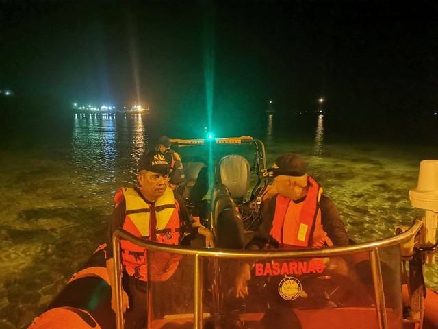 Tim SAR Baubau melakukan pencarian nelayan hilang. Foto: Ist