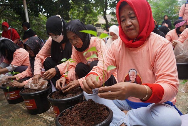 Mak Ganjar se-Jabodetabek mengikuti program tanam cabe. Foto: Dok. Istimewa