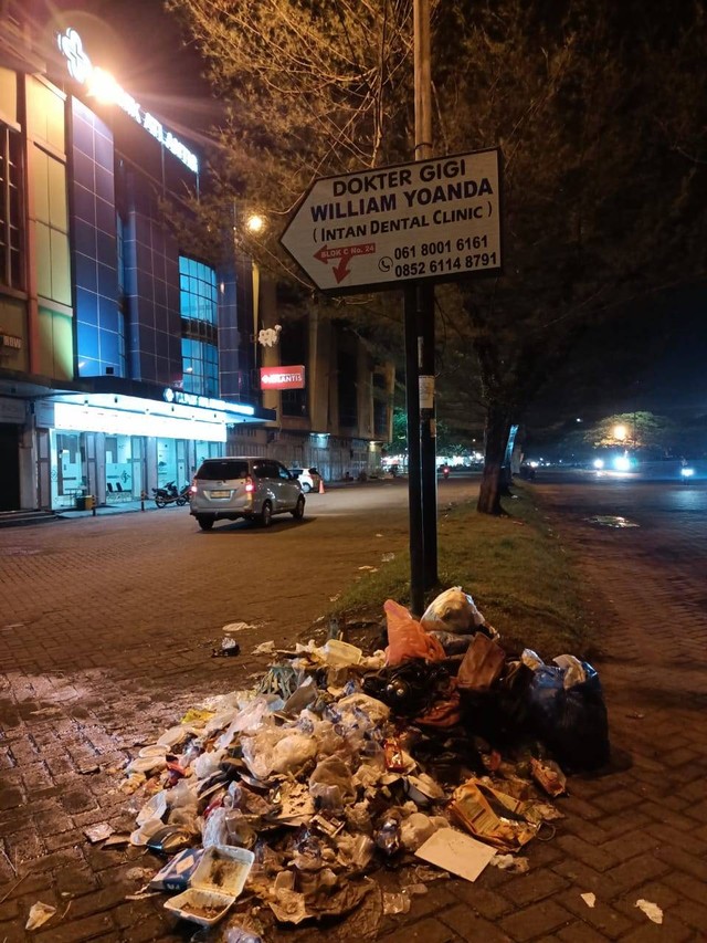 Tumpukan Sampah yang berada di sekitaran MMTC Kota Medan