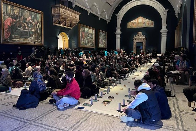 Buka puasa berasama di Museum Victoria and Albert, London.  Foto: Twitter/@OpenIftar