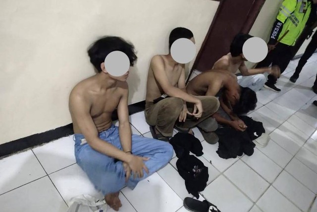 4 remaja yang diamankan polisi karena terlibat tawuran saat sahur di Bogor.  Foto: Dok. Istimewa