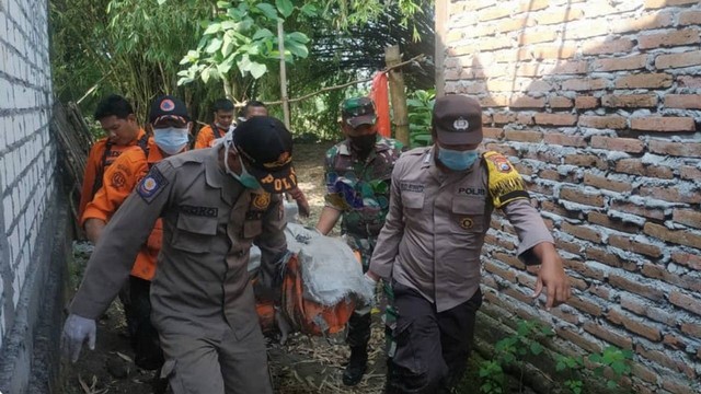 Petugas saat mengevakuasi mayat laki-laki yang ditemukan di Sungai Bengawan Solo, di Desa Pilangsari, Kecamatan Kalitidu, Kabupaten Bojonegoro. Minggu (26/03/2023) (foto: dok istimewa)
