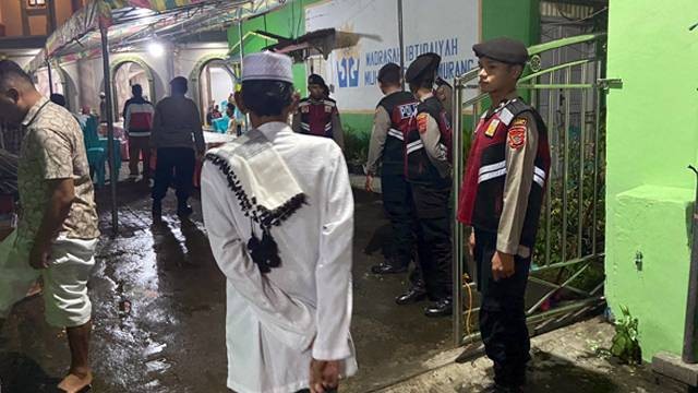 Polisi berjaga di salah satu masjid di Minahasa Selatan. Polres Minsel sendiri meningkatkan patroli pengamanan selama bulan Ramadhan 1444 H. (foto: dokumen istimewa)