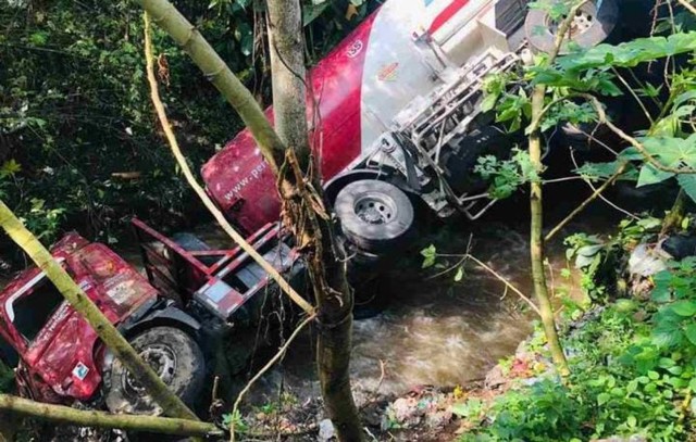 Truk Pertamina Terjun ke Sungai di Malang, Sopir Terbawa Arus 200 Meter