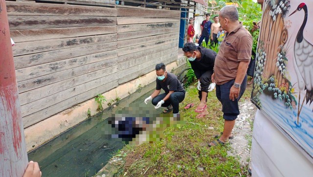 Polisi melakukan evakuasi terhadap korban yang ditemukan mengapung di parit. Foto: Dok Hi!Pontianak