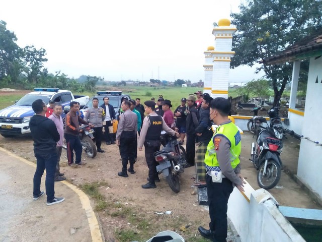 Polisi saat membubarkan perang petasan di Pringsewu, Lampung. | Foto : Dok. Polres Pringsewu