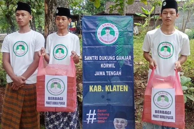 Sukarelawan Santri Dukung Ganjar (SDG) membagikan takjil kepada para buruh di Klaten.  Foto: Dok. Istimewa