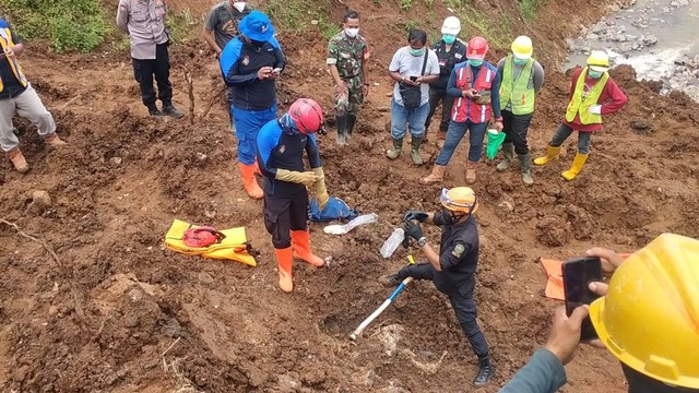Tim SAR temukan kerangka manusia diduga korban longsor tebing Palalangon, Desa Cibeureum, Kecamatan Cugenang, Kabupaten Cianjur, Jawa Barat, Minggu (26/3/2023). Foto: Dok. Istimewa