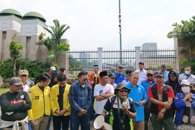 Serikat buruh, petani dan mahasiswa menggelar konferensi pers menuntut presiden dan DPR batalkan UU Cipta Kerja di depan Gedung DPR, Jakarta, Minggu (26/3). Foto: Zamachsyari/kumparan