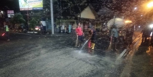 Warga Magelang bersihkan jalanan dari laron. Foto: Tugu Jogja