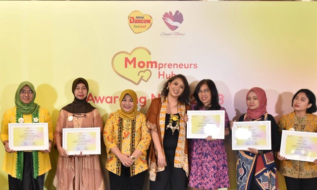 10 Finalis Mompreneurs Hub, program kolaborasi Nestle DANCOW FortiGro dengan Komunitas Single Moms Indonesia (SMI).  Foto: Nestle