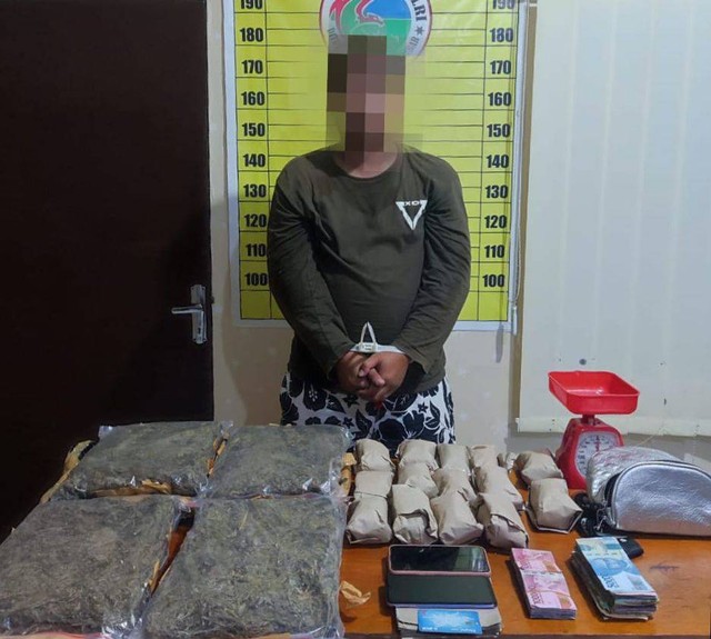 Tersangka F dengan barang bukti berupa 9 kilogram ganja asal Medan yang akan diedarkan di Kalimantan Barat. Foto: Dok Hi!Pontianak