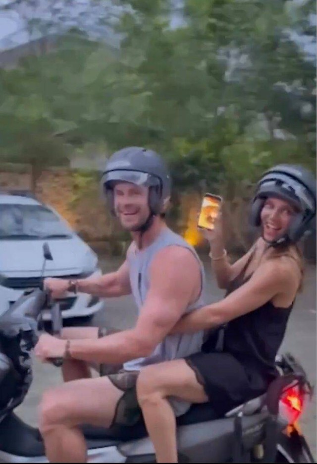 Aksi aktor Chris Hemsworth dan istrinya Elsa Pataky, sedang liburan di Bali menggunakan motor. Foto: Instagram