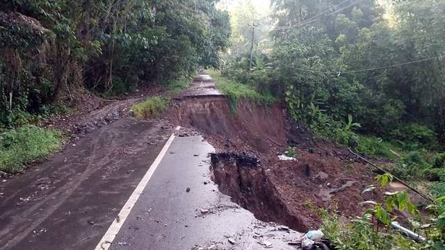 Jalan longsor di Kima Atas menuju Pandu Manado yang tak kunjung diperbaiki oleh Pemerintah.