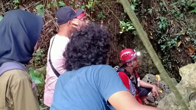 Proses pencarian mahasiwa kedokteran UNS Solo yang jatuh di gua Braholo, Tepus, Gunungkidul, Minggu (26/3/2023). Foto: Polres Gunungkidul