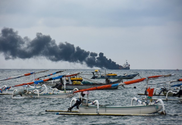 Kapal tanker MT Christian terbakar di perairan Pantai Ampenan, Mataram, NTB, Minggu (26/3/2023). Foto: Ahmad Subaidi/Antara Foto