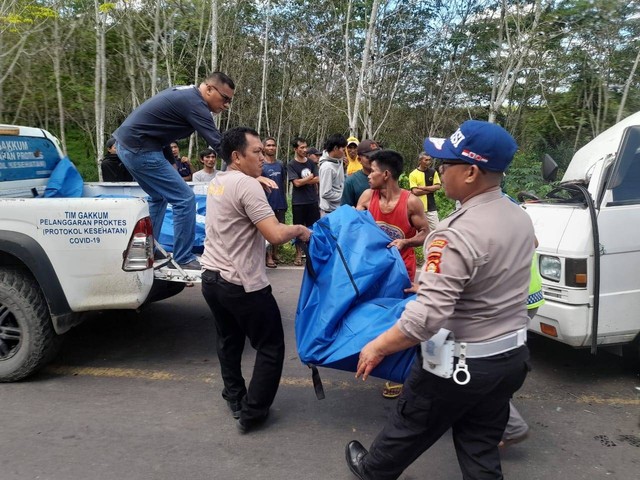 Polisi dibantu warga saat mengevakuasi korban kecelakaan maut di OKU. (dok Polres OKU)