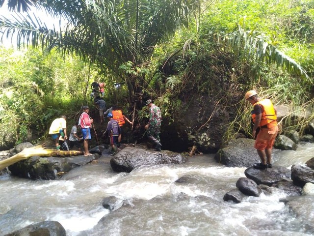 Keterangan foto:Tim Rescue Pos SAR Manggarai Barat bersama warga melakukan pencarian, Minggu (26/03/2023).