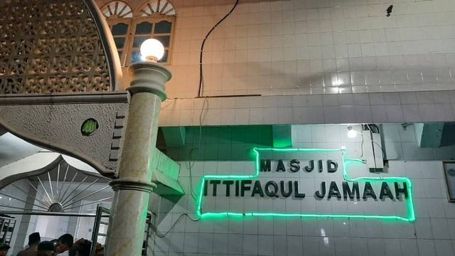 Kubah Masjid Ittifaqul Jamaah di Kota Makassar, Sulsel, roboh saat jamaah hendak melaksanakan salat tarwih Minggu (26/3/2023) malam. Foto: Dok. Istimewa