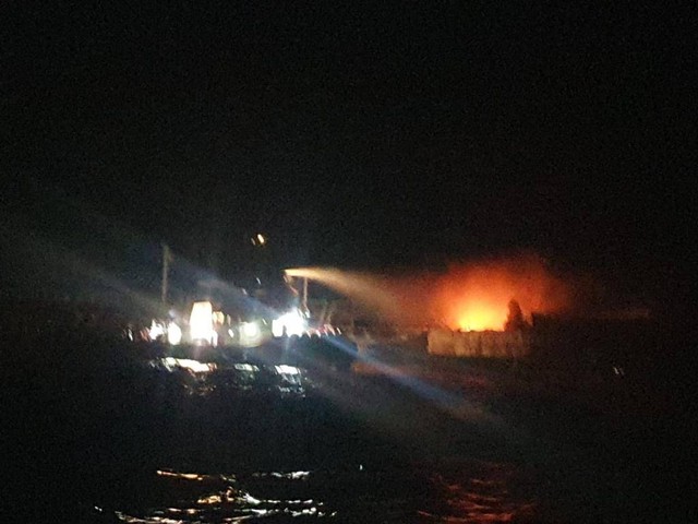 Proses pemadaman kapal yang terbakar di Selat Lombok - IST
