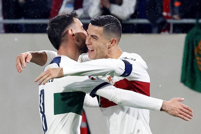 Pemain Portugal Cristiano Ronaldo merayakan gol keempatnya bersama Bruno Fernandes saat hadapi Luksemburg di Stadion Luksemburg, Kota Luksemburg, Luksemburg, Minggu (26/3/2023). Foto: Piroschka Van De Wouw/REUTERS