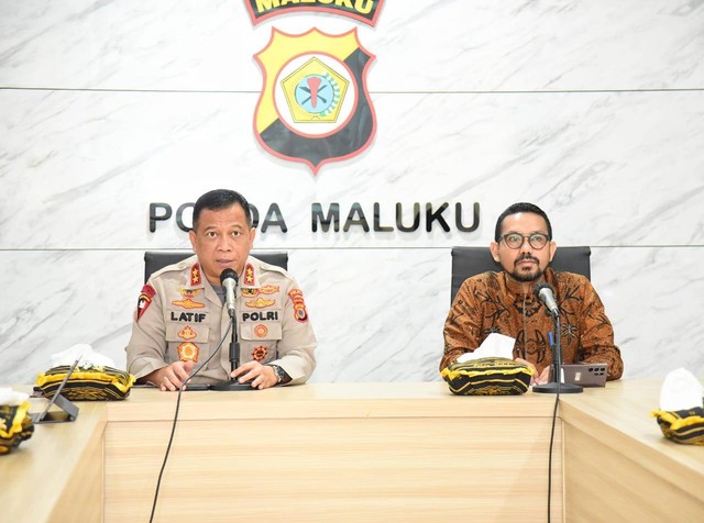 Kapolda Maluku, Irjen Pol Lotharia Latif; dan Ketua Komisi Pemilihan Umum (KPU) Provinsi Maluku, Samsul Rivan Kubangun. Dok: Ist.