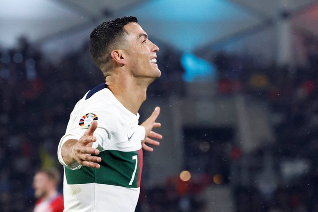 Pemain Portugal Cristiano Ronaldo merayakan gol keempatnya saat hadapi Luksemburg di Stadion Luksemburg, Kota Luksemburg, Luksemburg, Minggu (26/3/2023). Foto: Piroschka Van De Wouw/REUTERS
