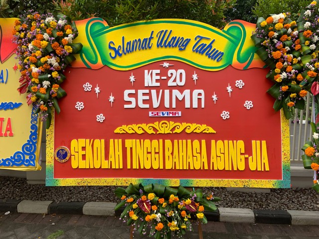 Karangan bunga dari Sekolah Tinggi Bahasa Asing JIA. (Foto: SEVIMA)
