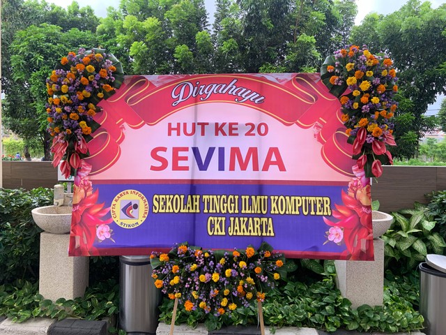 Karangan bunga dari Sekolah Tinggi Ilmu Komputer Cipta Karya Institute (STIKOM CKI) Jakarta. (Foto: Dok. SEVIMA)