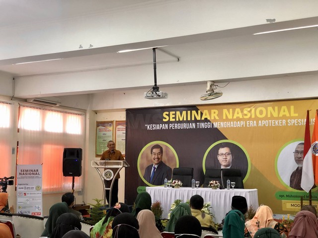 Dr. Muchlas, M.T., Rektor Universitas Ahmad Dahlan (UAD) pada seminar nasional memperingati milad ke-27 Fakultas Farmasi (Foto: Sinta Anggraeni)