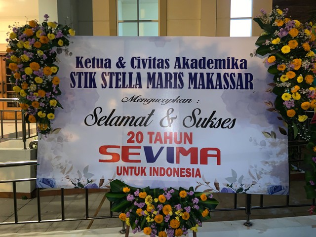 Karangan bunga dari Sekolah Tinggi Ilmu Kesehatan (STIK) Stella Maris Makassar. (Foto: Dok. SEVIMA)