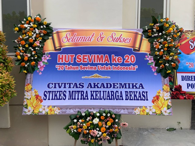 Karangan bunga dari STIKes Mitra Keluarga Bekasi. (Foto: Dok. SEVIMA)