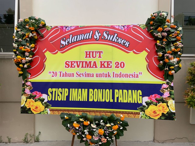 Karangan bunga dari Sekolah Tinggi Ilmu Sosial dan Ilmu Politik (STISIP) Imam Bonjol Padang. (Foto: Dok. SEVIMA)
