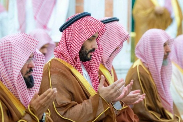 Pangeran MBS melaksanakan salat di Masjid Nabawi dan ziarah ke makam Nabi Muhammad SAW pada bulan Ramadhan 2023. Foto: Twitter/@wmngovsa