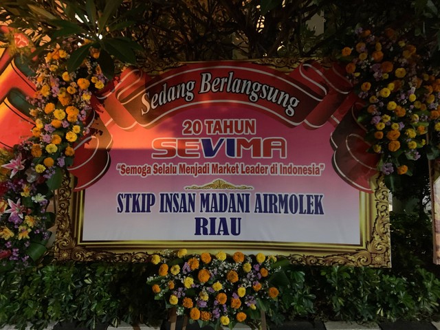 Karangan bunga dari STKIP Insan Madani Airmolek Riau. (Foto: Dok. SEVIMA)