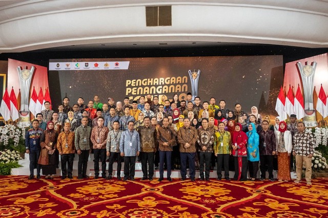 Presiden Jokowi bersama para penerima Penghargaan Penanganan COVID-19 di Jakarta, Senin (20/3/2023).  Foto: Kemenkes RI