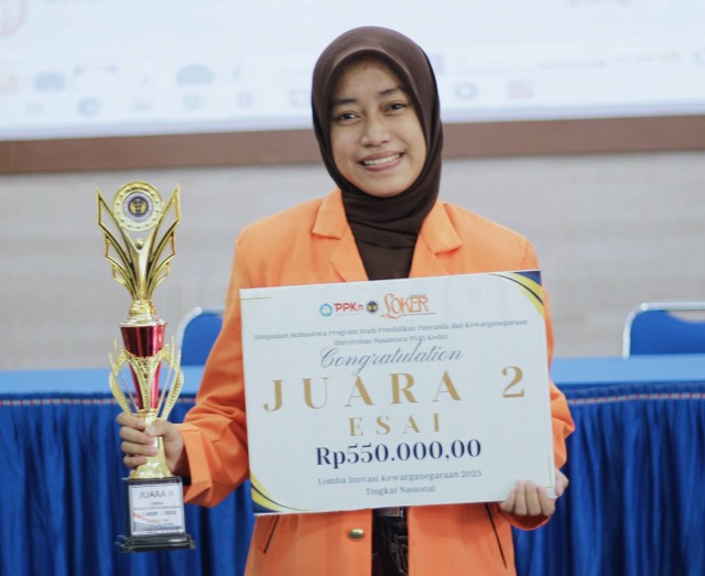 Nona Carolina, mahasiswa berprestasi Universitas Ahmad Dahlan (UAD) juara II lomba esai tingkat nasional (Foto: Istimewa)