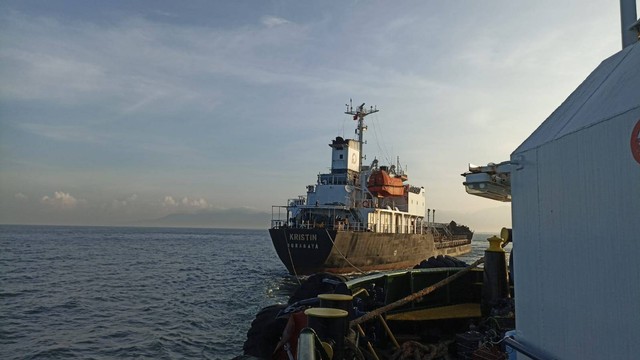 Kondisi kapal MT Kristin pengangkut BBM Pertalite usai terbakar di perairan Pantai Ampenan, Mataram, NTB, Senin (27/3/2023).  Foto: Pertamina