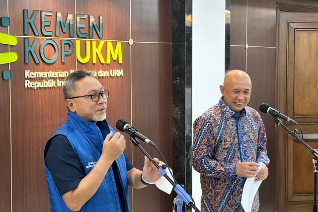 Mendag Zulhas dan Menkop UKM Teten Masduki di Kantor KemenkopUKM, Senin (27/3/2023). Foto: Nabil Jahja/kumparan