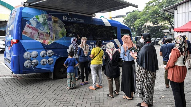 Ilustrasi cara menukar uang baru di Kas Keliling Bank Indonesia. Foto: M Risyal Hidayat/ANTARA FOTO